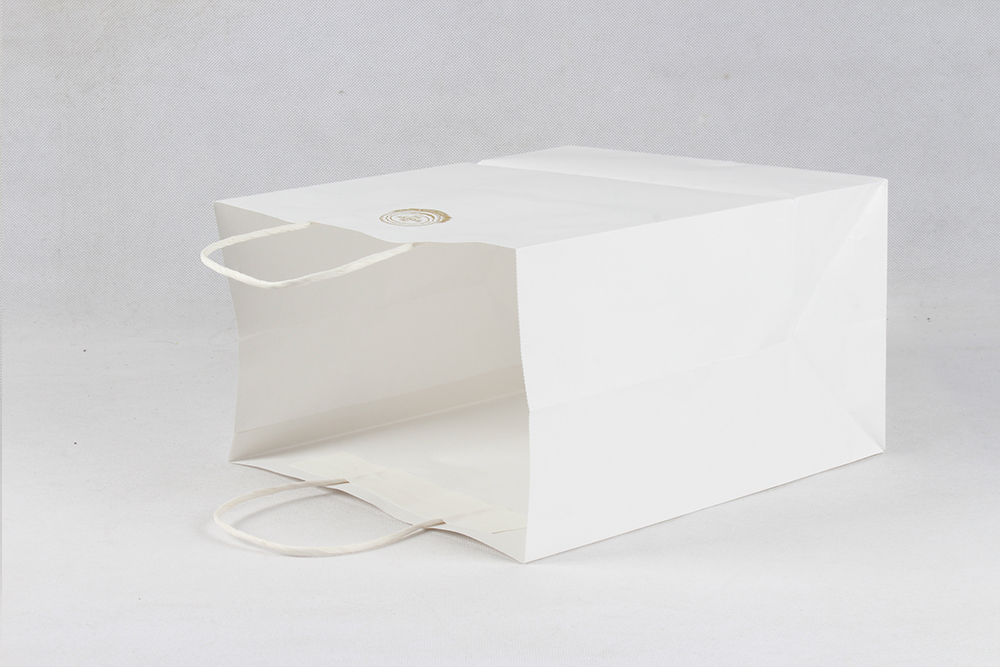 白色簡(jiǎn)約打包牛皮紙袋定制