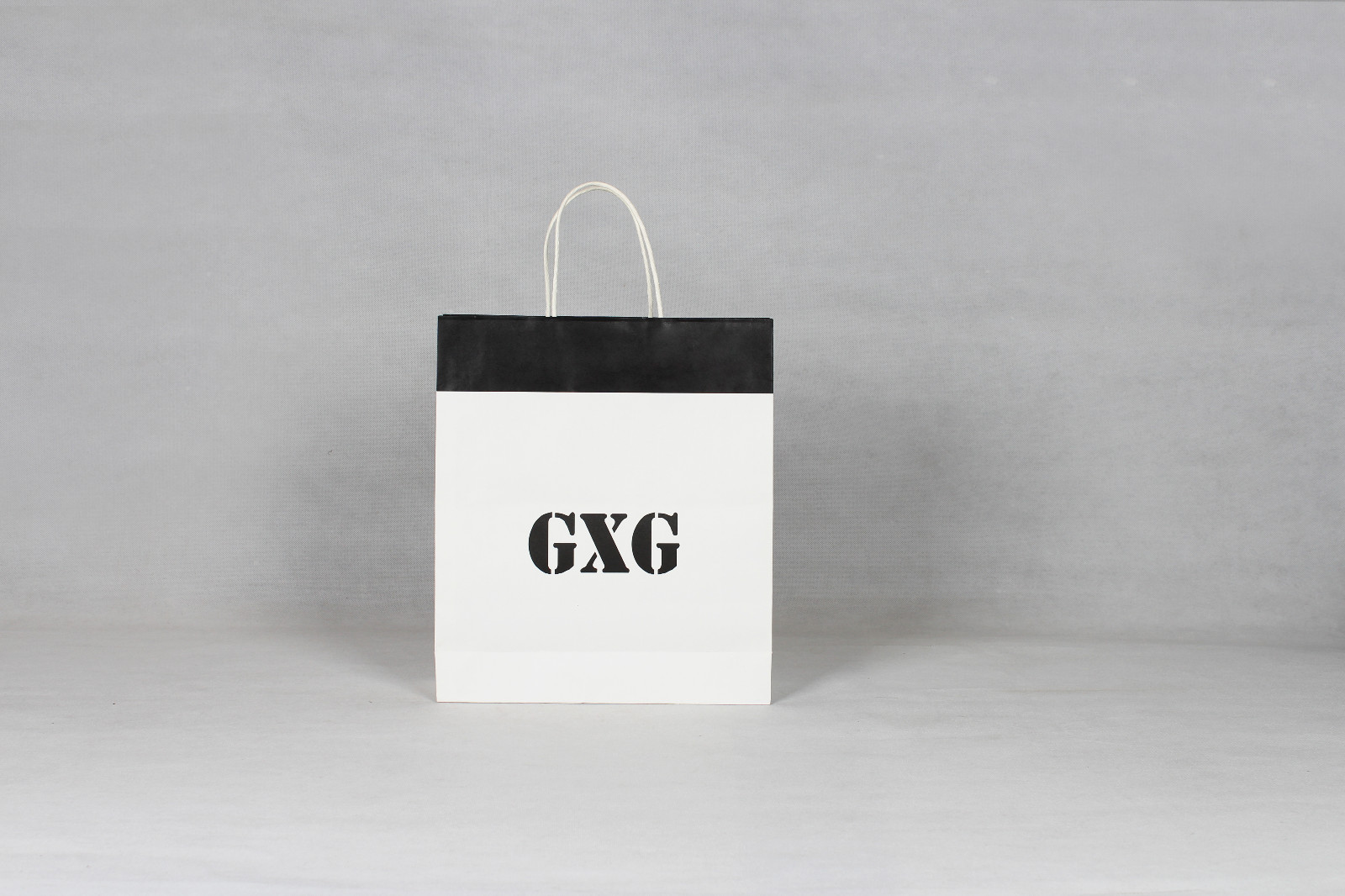 覆膜與不覆膜的服裝紙袋哪個(gè)好？