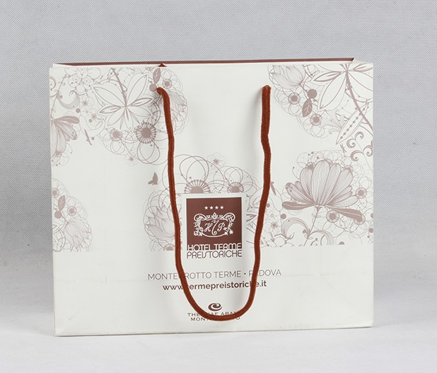 服裝紙袋設(shè)計(jì)時(shí)需要注意哪些事項(xiàng)？